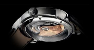 From the transparent sapphire back, you can see the excellent movement, caliber 4101, which can supply of 60 hours power reserve.
