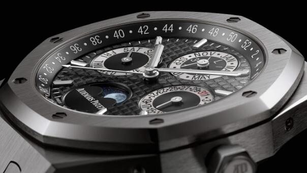 The timepiece has maintained the iconic feature of Audemars Piguet.