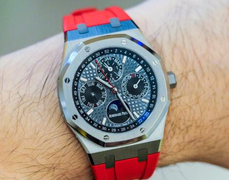 The red elements make this copy Audemars Piguet more dynamic. 