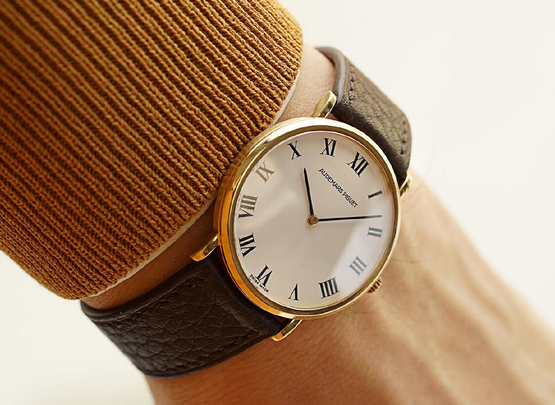 Swiss fake watches rely on Roman numerals to ensure the elegance.