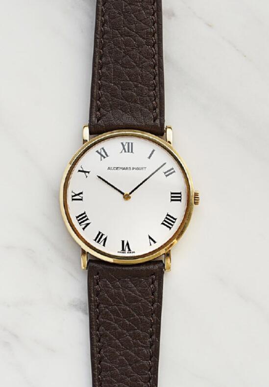 Online replica watches keep mature with brown colored straps.