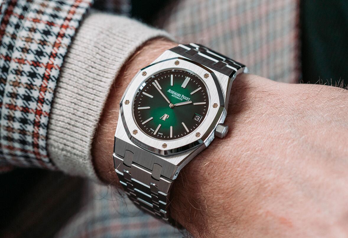 Online fake watches are matched with the 950 platinum bracelets.